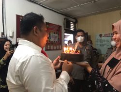 Sambut Hari Ulang Tahun Kanit Polsek Medan Area Bagi Nasi Kotak.