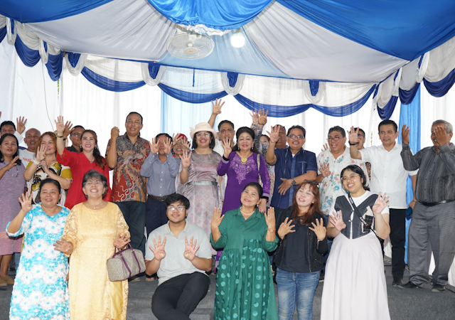 Calon DPD RI Dapil Sumatera Utara Tahun 2024 No urut 4, Dr.Badikenita Sitepu SE SH M.Si Poto bersama dengan warga yang open house dirumahnya Jl.Abdullah Lubis Medan